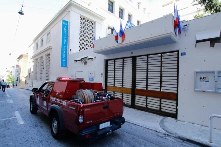 Μια σύλληψη και 5 προσαγωγές για την επίθεση στο Γαλλικό Ινστιτούτο – Ο συλληφθείς είχε μαχαίρι